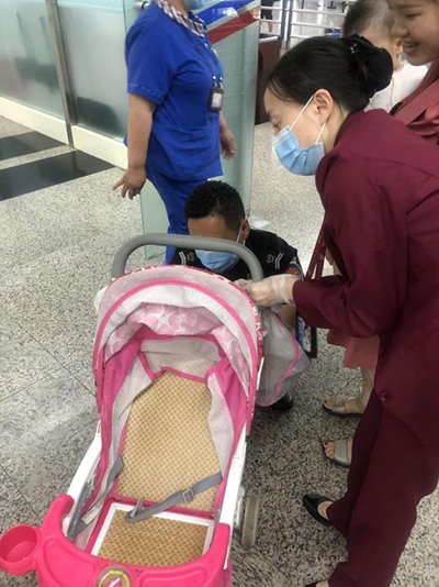 圖片1.png“真情服務(wù)”是讓旅客更加安心、放心、舒心的出行。行查室作為部門進(jìn)港服務(wù)的最后一個環(huán)節(jié)，在日常工作中也很注重服務(wù)細(xì)節(jié)。6月10日，行查室工作人員幫助旅客打開嬰兒車，為她排憂解難。.png