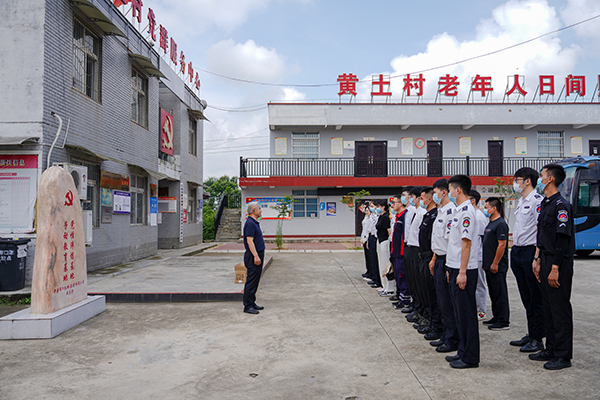 “助力鄉(xiāng)村振興，踐行艱苦奮斗” 將新員工黨性教育活動搬到對口幫扶村1.jpg