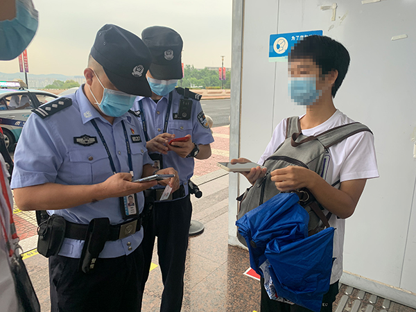 安檢站查獲一旅客冒用他人健康碼、核酸證明副本.jpg
