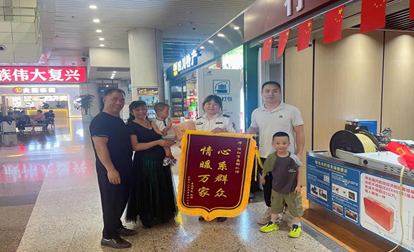 心系群眾，情暖萬家—— 綿陽機場安檢站暖心服務(wù)獲錦旗.png