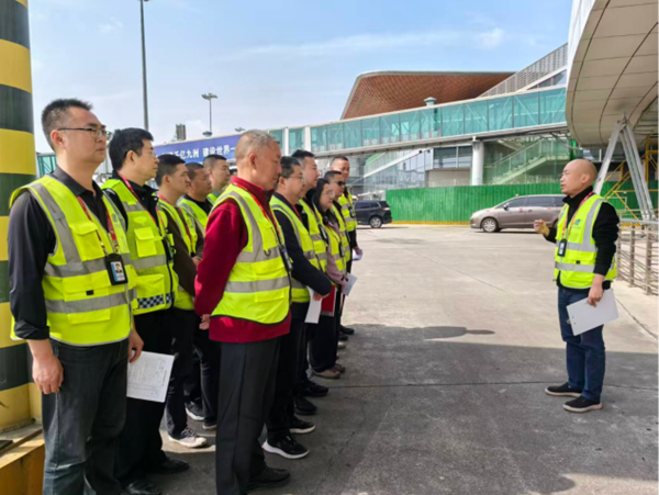 綿陽機(jī)場開展機(jī)坪航班保障全流程聯(lián)合檢查丨筑牢安全運(yùn)行防線